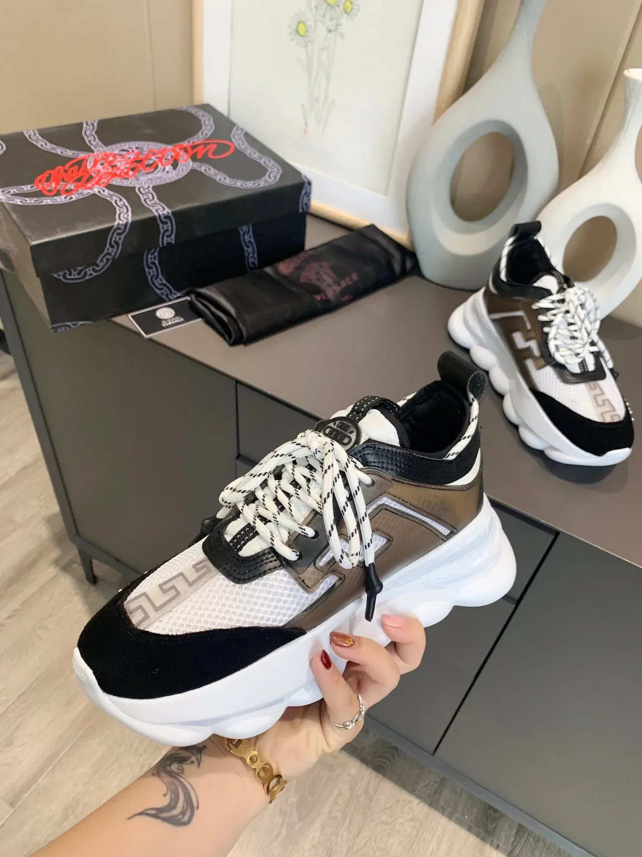 Versace Chain Reaction حذاء رياضي كوتشي سميك أبيض أسود بني 5