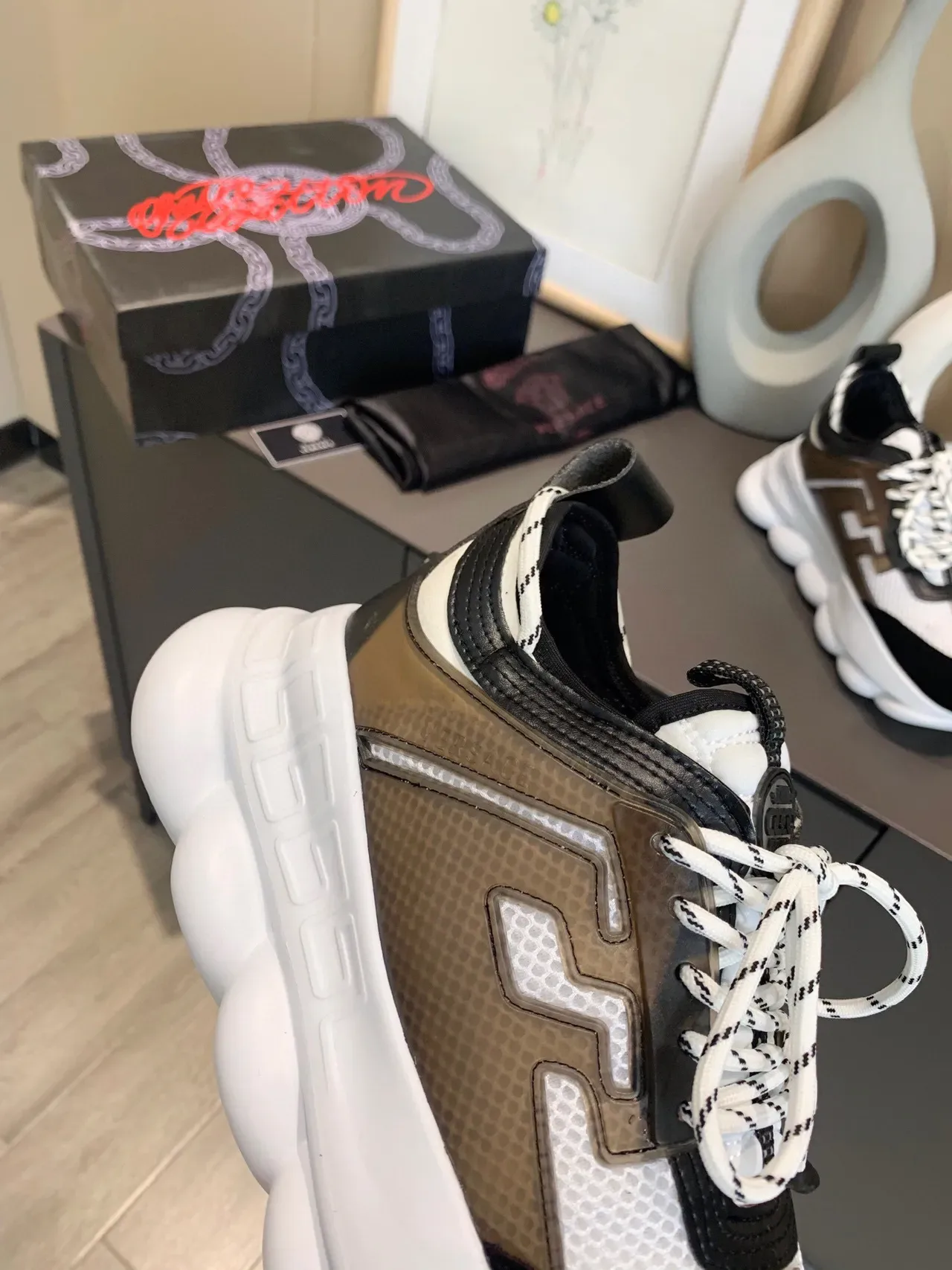 Versace Chain Reaction حذاء رياضي كوتشي سميك أبيض أسود بني 6