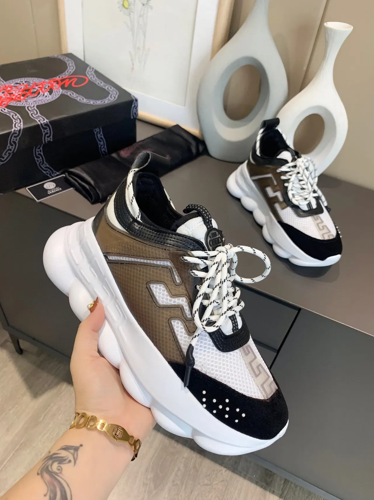 Versace Chain Reaction حذاء رياضي كوتشي سميك أبيض أسود بني 7