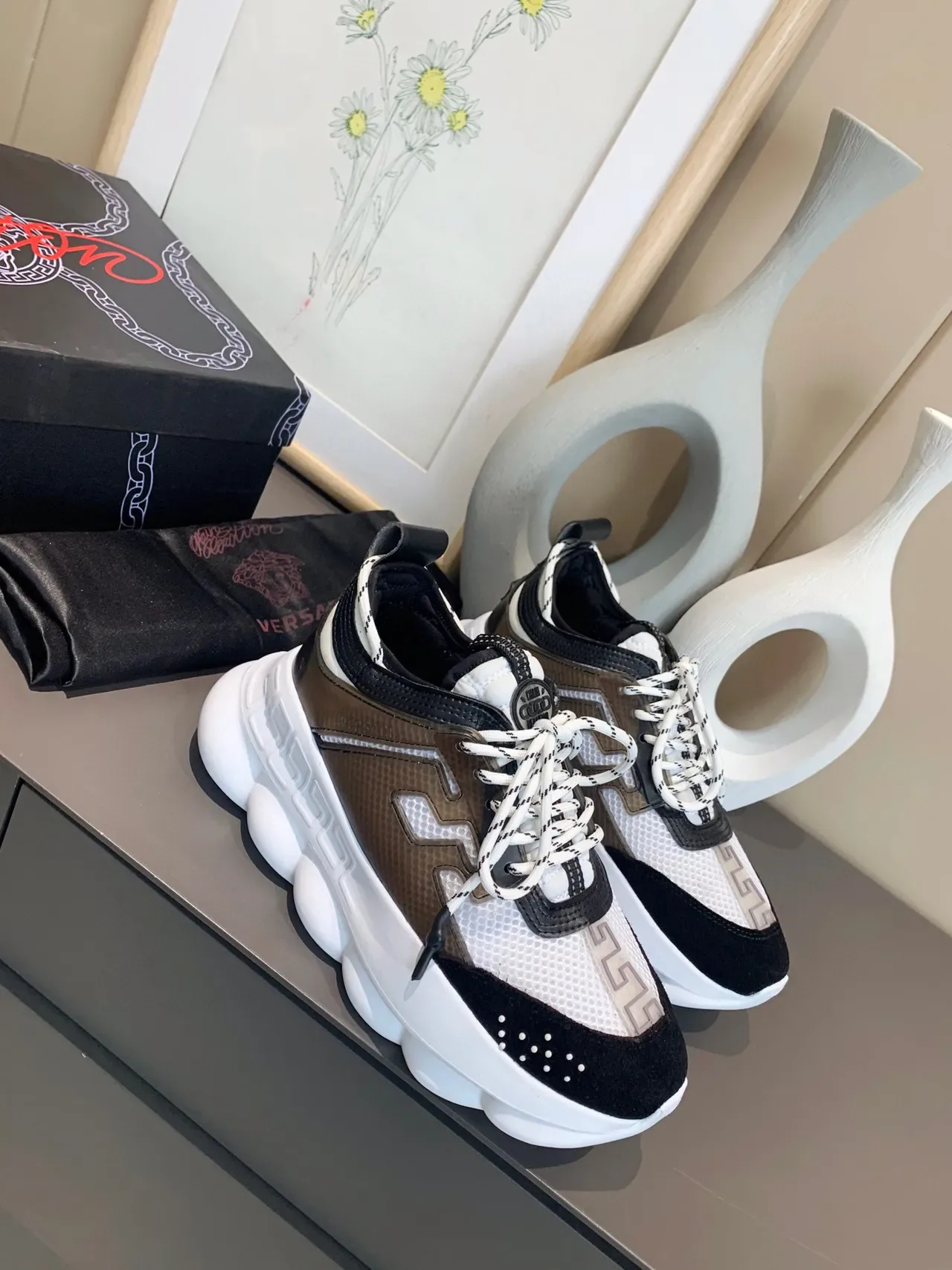 Versace Chain Reaction حذاء رياضي كوتشي سميك أبيض أسود بني 8