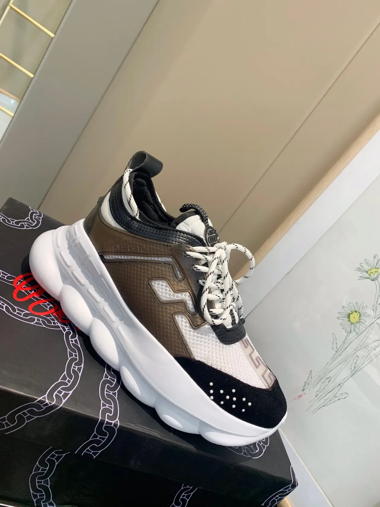 Versace Chain Reaction حذاء رياضي كوتشي سميك أبيض أسود بني 9