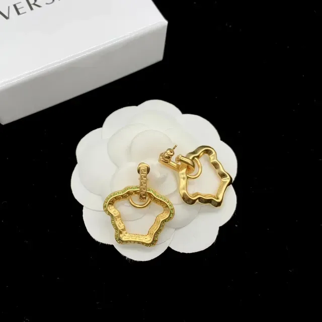 Versace Odissea Gold Green Cadena chunky con eslabones ovalados colgantes en forma de corazón con marco Greca 3