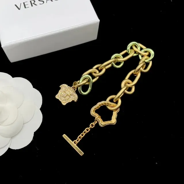 Versace Odissea Gold Green Cadena chunky con eslabones ovalados colgantes en forma de corazón con marco Greca 4