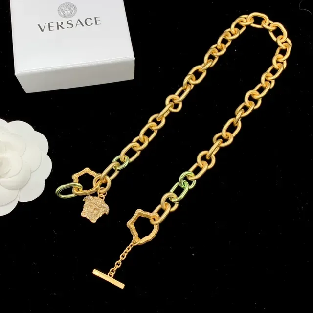 Versace Odissea Gold Green Cadena chunky con eslabones ovalados colgantes en forma de corazón con marco Greca 5