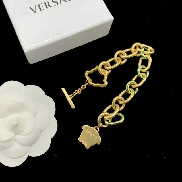 Versace Odissea Gold Green Cadena chunky con eslabones ovalados colgantes en forma de corazón con marco Greca 6