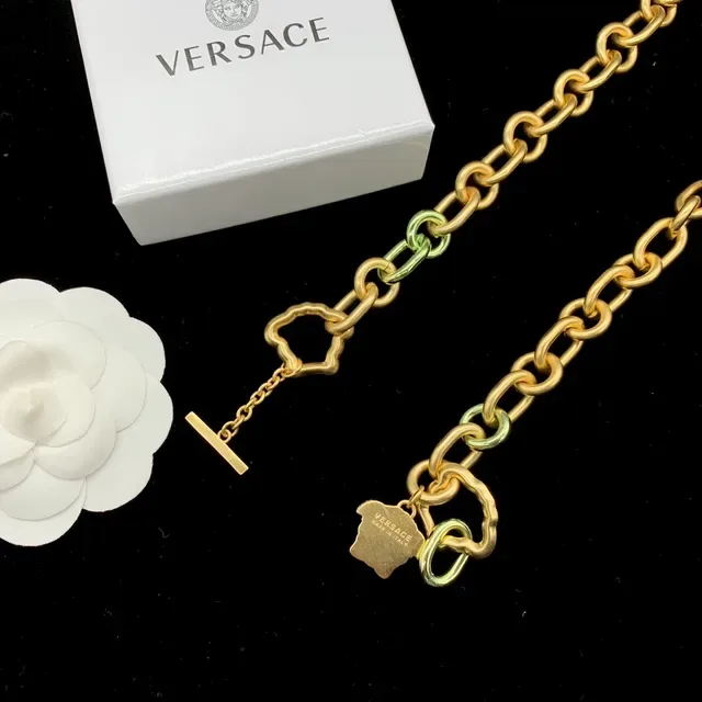 Versace Odissea Gold Green Cadena chunky con eslabones ovalados colgantes en forma de corazón con marco Greca 7