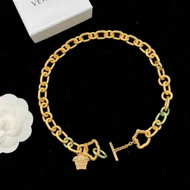 Versace Odissea Gold Green Cadena chunky con eslabones ovalados colgantes en forma de corazón con marco Greca 8
