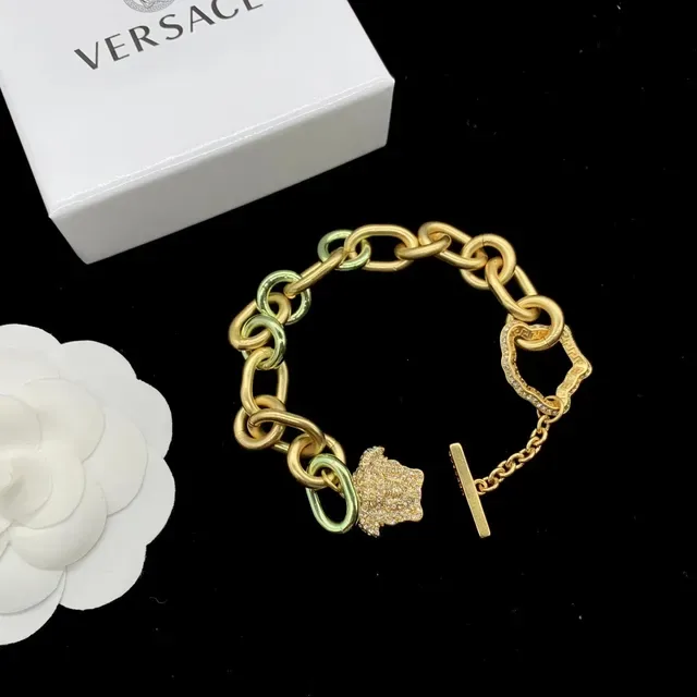 Versace Odissea Gold Green Cadena chunky con eslabones ovalados colgantes en forma de corazón con marco Greca 9