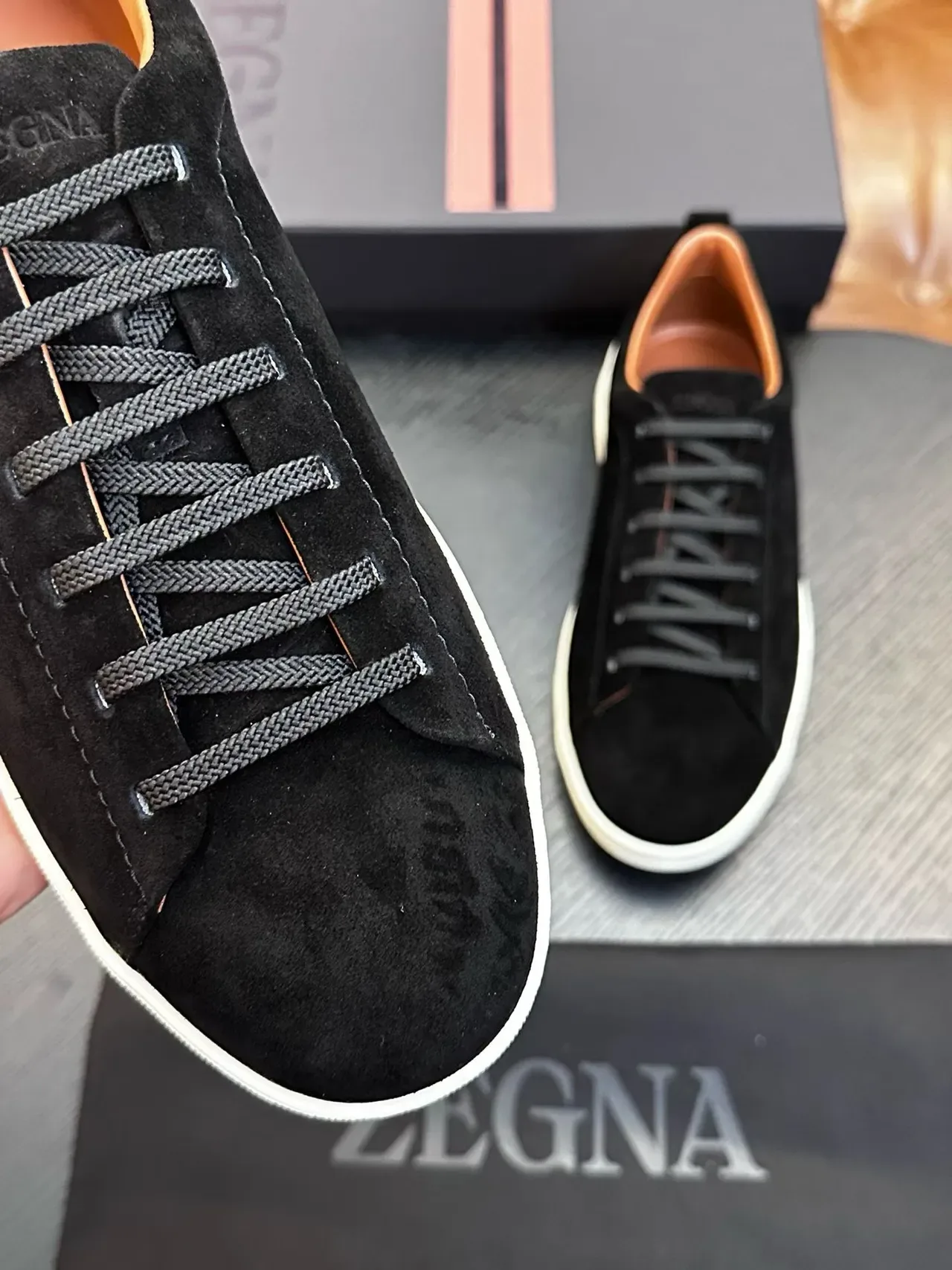 Zegna ब्लैक सूएड व्हाइट सोल लाइफस्टाइल स्नीकर 4