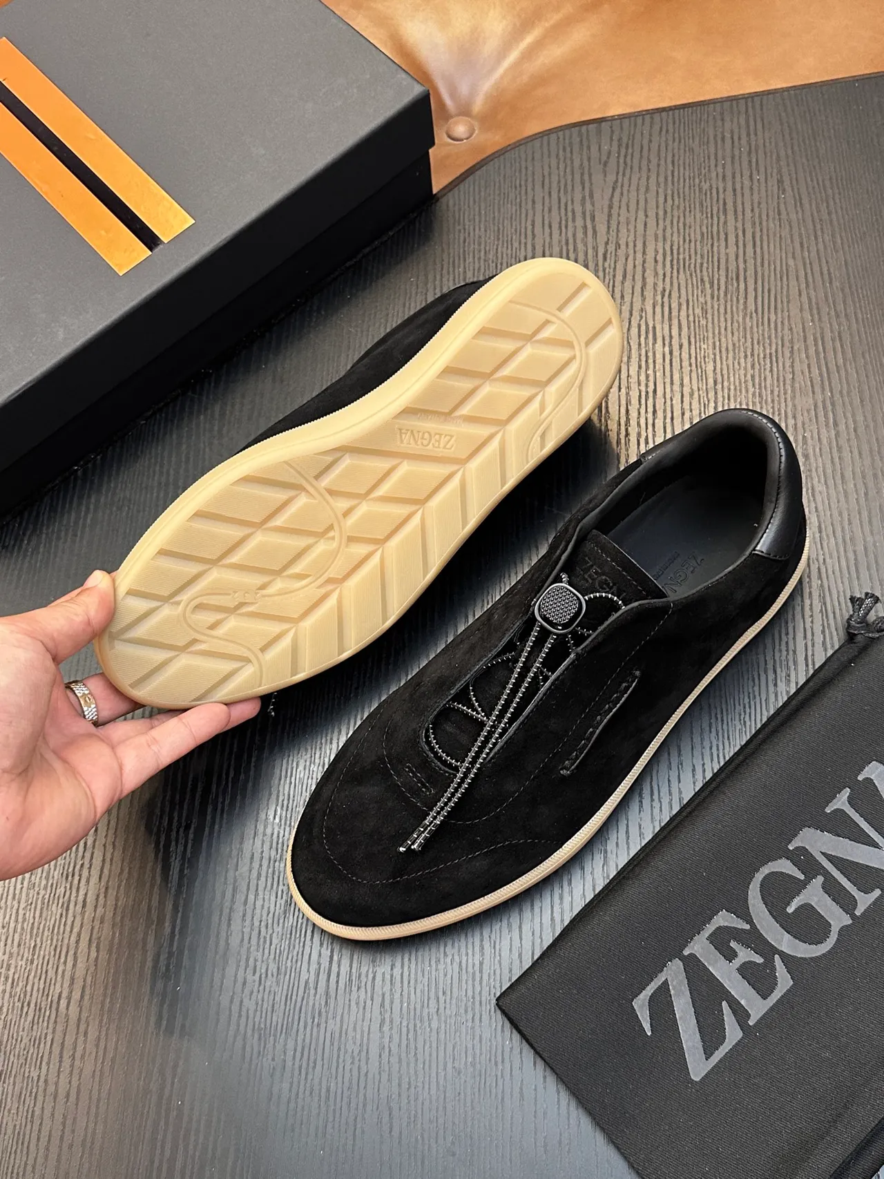Zegna Sapato Casual de Camurça Preta com Zíper Slip-On 2