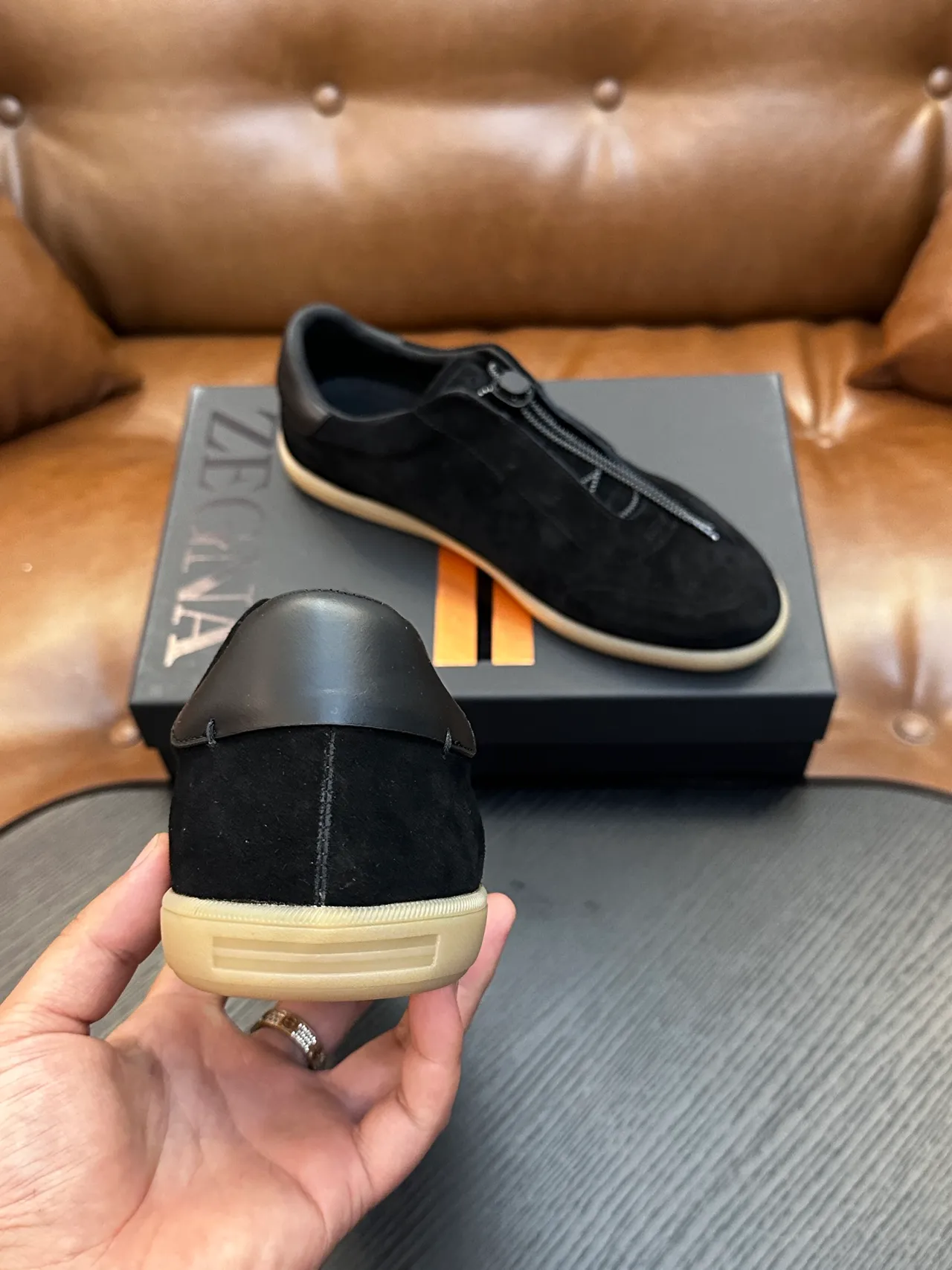 Zegna Sapato Casual de Camurça Preta com Zíper Slip-On 3