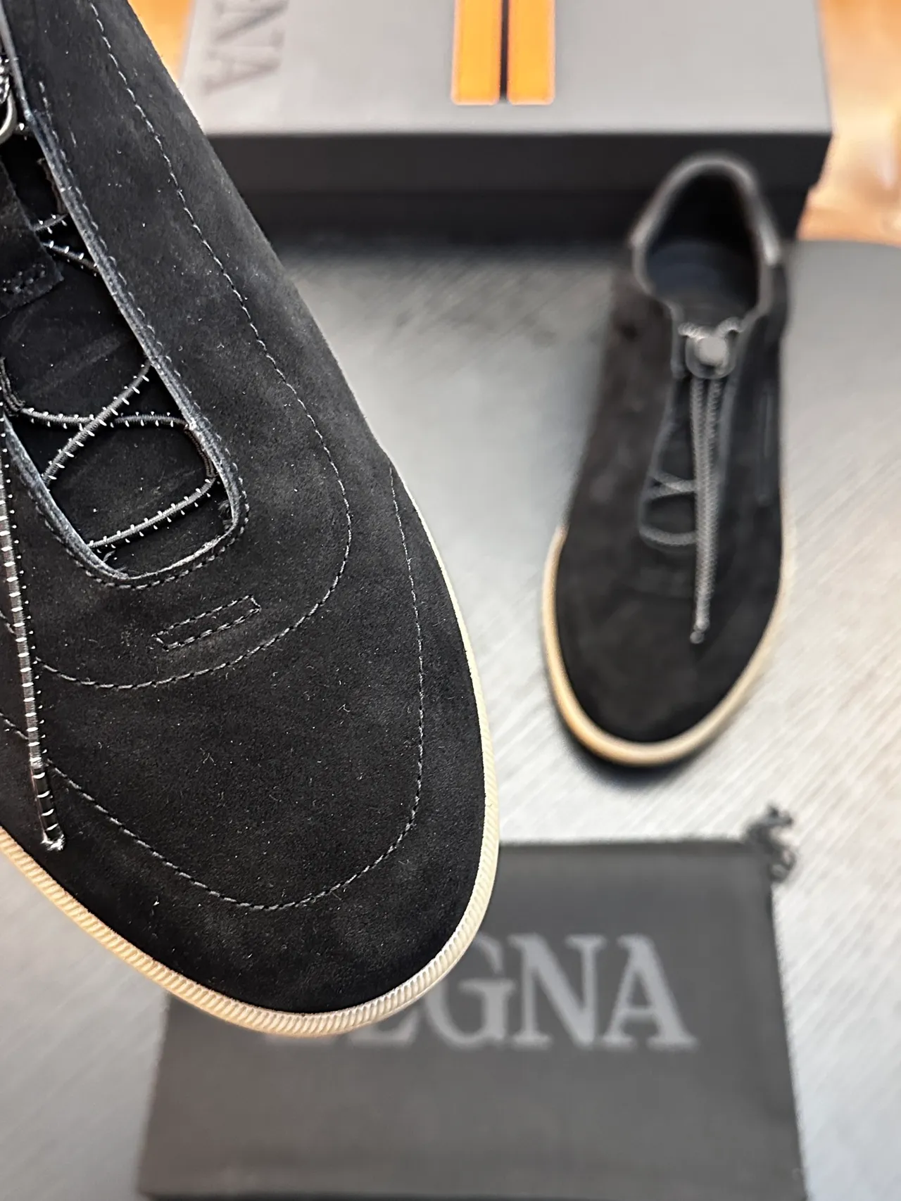 Zegna Sapato Casual de Camurça Preta com Zíper Slip-On 4