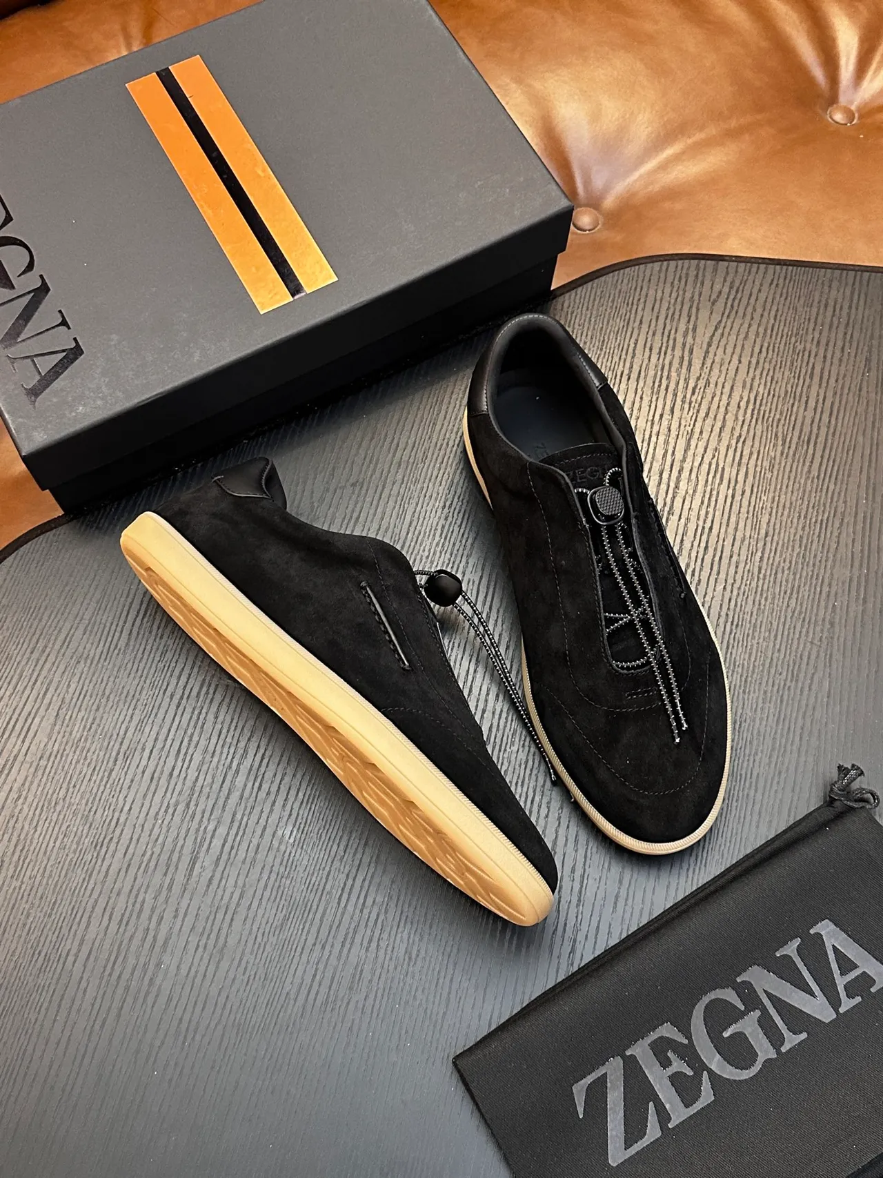 Zegna Sapato Casual de Camurça Preta com Zíper Slip-On 5