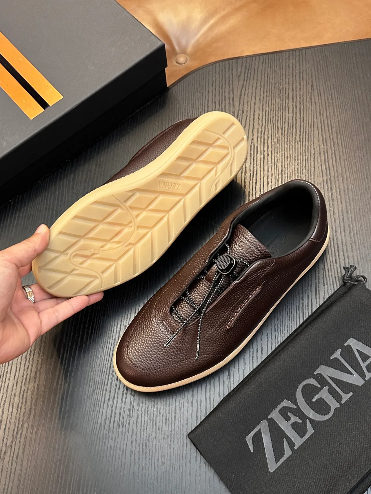Zegna भूरा पेबल्ड लेदर जिपर लोअफर 2