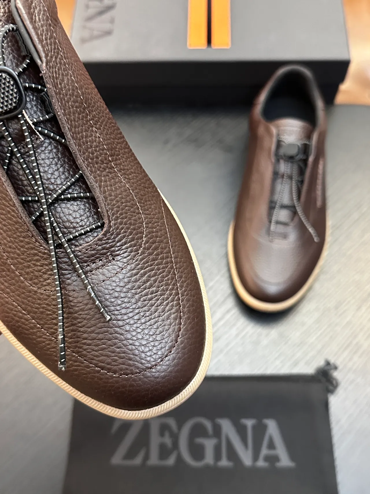Zegna भूरा पेबल्ड लेदर जिपर लोअफर 4