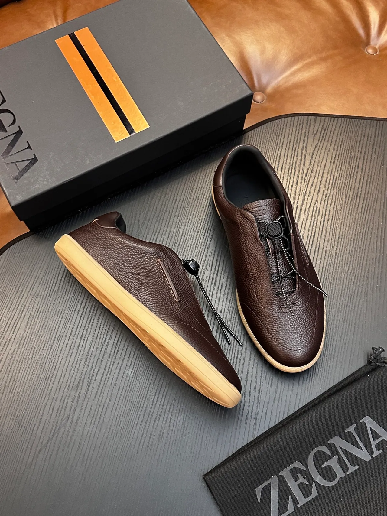 Zegna भूरा पेबल्ड लेदर जिपर लोअफर 5