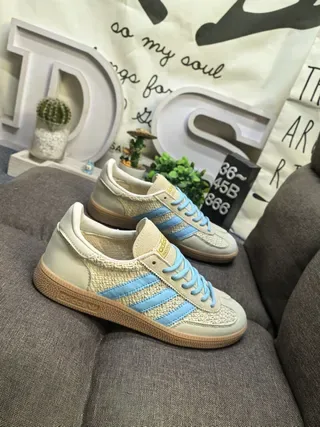 Adidas Beige Bleu Low-Top Baskets Lifestyle avec Upper Hybride en Textile-Suede 9