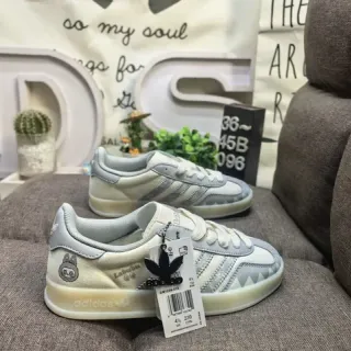 Adidas حذاء رياضي بيجي رمادي منخفض القدم من قماش علوة للأسلوب الحياتي