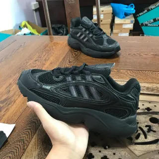 Adidas Sneakers Lifestyle avec Semelle Médiane Noire Épaisse, Construction en Maille et Synthétique