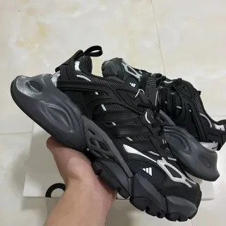 Adidas काला ग्रे स्कल्प्टेड सोल मेश TPU कैज कंस्ट्रक्शन चंकी स्नीकर्स
