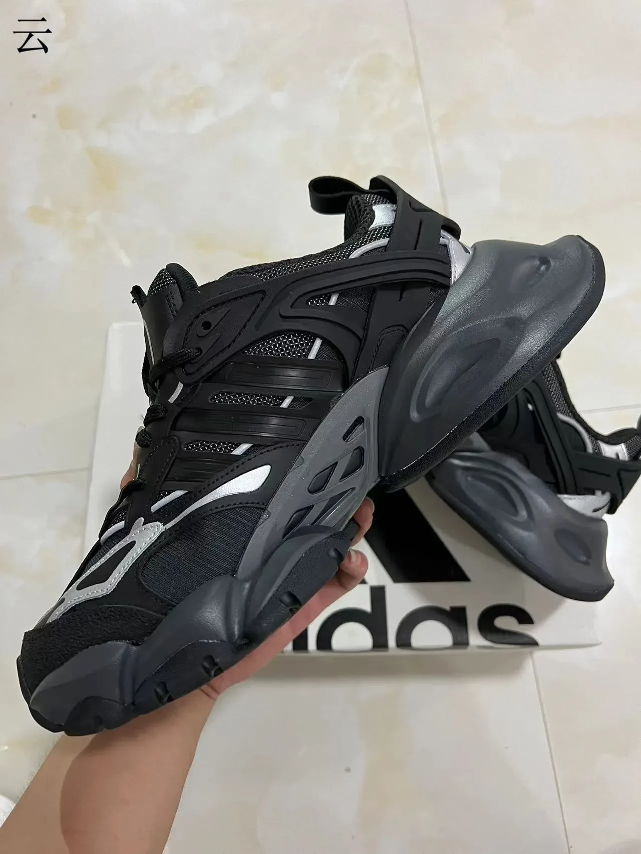 Adidas काला ग्रे स्कल्प्टेड सोल मेश TPU कैज कंस्ट्रक्शन चंकी स्नीकर्स 5