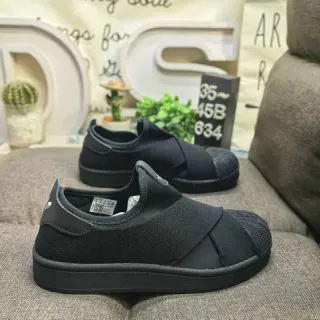 Adidas أحذية رياضية سوداء بشريط مرن للارتداء السهل أسلوب حياة