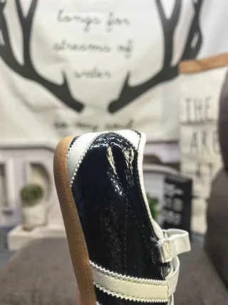 Adidas tênis lifestyle pretos brancos sem cadarço fechamento de alça couro patentado superior 3