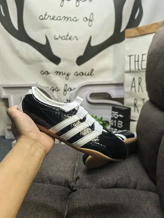 Adidas tênis lifestyle pretos brancos sem cadarço fechamento de alça couro patentado superior 5