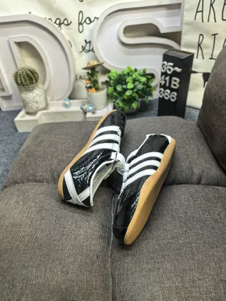 Adidas tênis lifestyle pretos brancos sem cadarço fechamento de alça couro patentado superior 6