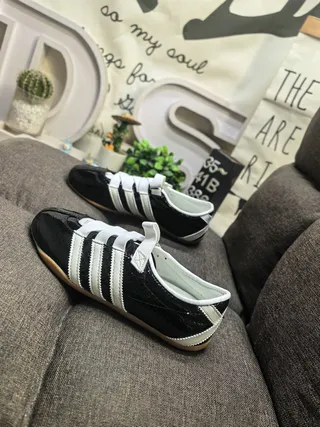 Adidas tênis lifestyle pretos brancos sem cadarço fechamento de alça couro patentado superior 7