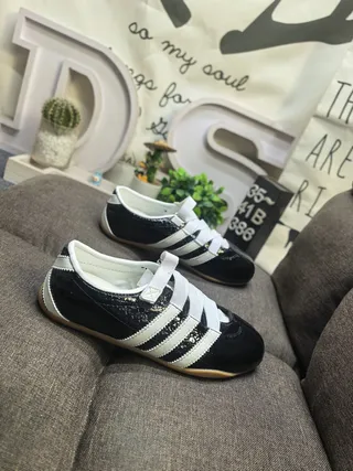 Adidas tênis lifestyle pretos brancos sem cadarço fechamento de alça couro patentado superior 9