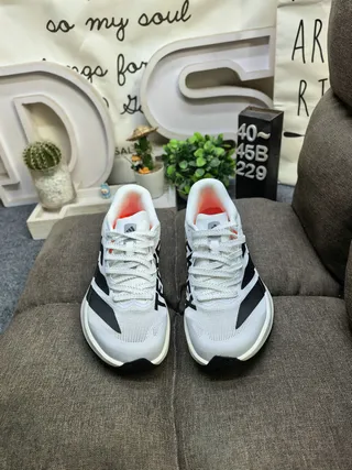 Adidas Zapatillas de running negro blanco bajo perfil silueta de carreras malla ingenieril superior 10