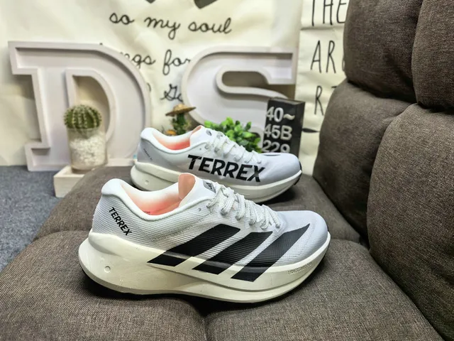 Adidas Zapatillas de running negro blanco bajo perfil silueta de carreras malla ingenieril superior 11