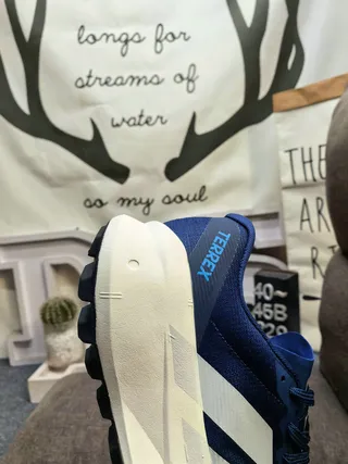 Adidas Zapatillas de running negro blanco bajo perfil silueta de carreras malla ingenieril superior 13