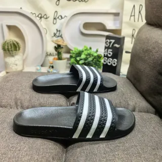 Adidas 黑色白色模制橡胶鞋垫 三条纹带细节拖鞋