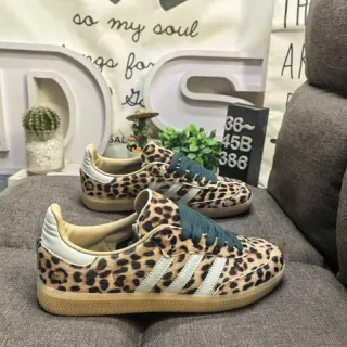 Adidas حذاء رياضي بني بيج مطبوع بطباعة الفهد في الجزء العلوي لوحة جانبية ثلاث شرائط أحذية نمط حياة