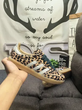 Adidas حذاء رياضي بني بيج مطبوع بطباعة الفهد في الجزء العلوي لوحة جانبية ثلاث شرائط أحذية نمط حياة 5