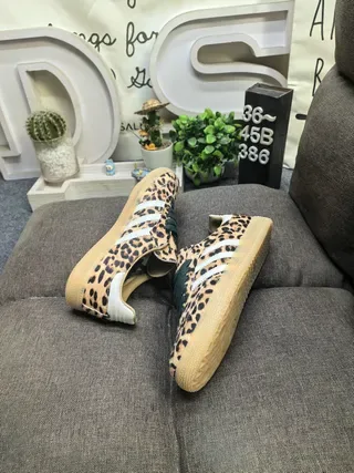 Adidas حذاء رياضي بني بيج مطبوع بطباعة الفهد في الجزء العلوي لوحة جانبية ثلاث شرائط أحذية نمط حياة 6