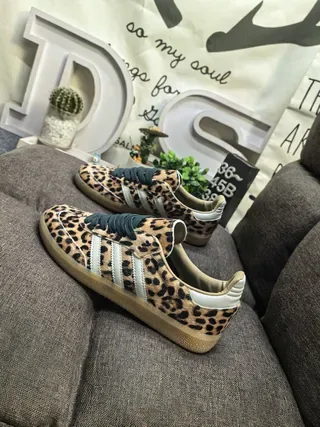 Adidas حذاء رياضي بني بيج مطبوع بطباعة الفهد في الجزء العلوي لوحة جانبية ثلاث شرائط أحذية نمط حياة 7