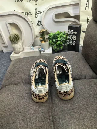 Adidas حذاء رياضي بني بيج مطبوع بطباعة الفهد في الجزء العلوي لوحة جانبية ثلاث شرائط أحذية نمط حياة 8