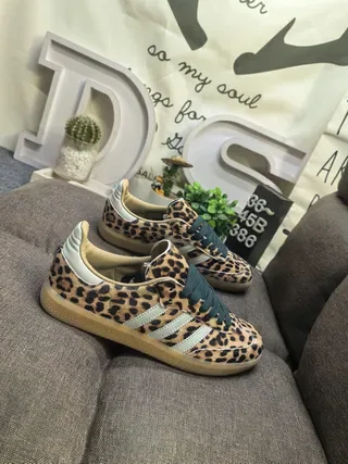 Adidas حذاء رياضي بني بيج مطبوع بطباعة الفهد في الجزء العلوي لوحة جانبية ثلاث شرائط أحذية نمط حياة 9