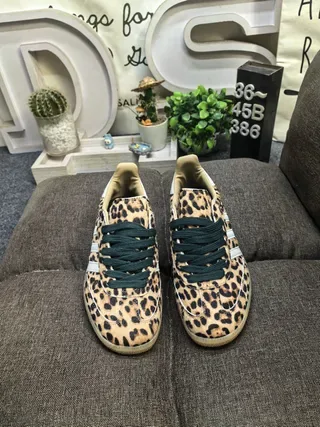 Adidas حذاء رياضي بني بيج مطبوع بطباعة الفهد في الجزء العلوي لوحة جانبية ثلاث شرائط أحذية نمط حياة 10