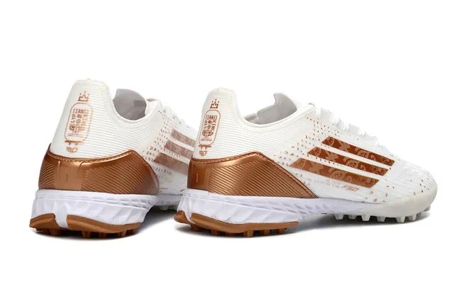 Adidas F50 白金 低帮 合成鞋面 金属铜色条纹装饰 草地足球鞋 5