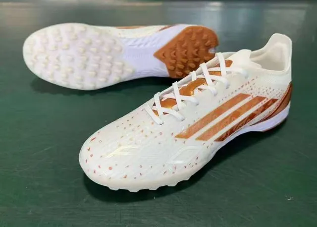 Adidas F50 白金 低帮 合成鞋面 金属铜色条纹装饰 草地足球鞋 8