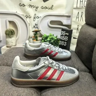 Adidas Gazelle حذاء أسلوبي فضي معدني أحمر