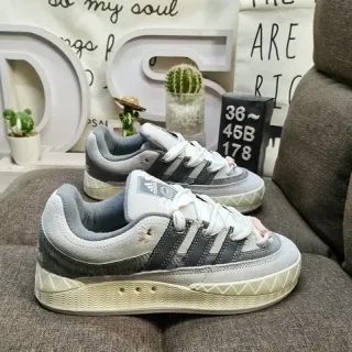 Adidas أحذية رياضية للنمط الحياتي بيج رمادي منخفضة الارتفاع مصنوعة من جلد المخمل والشبك