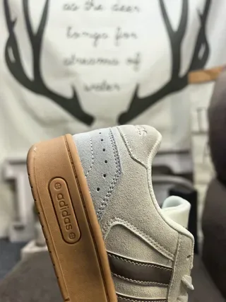 Adidas Gris Beige Low-Top Suede et Textile Supérieur Lifestyle Sneakers 3