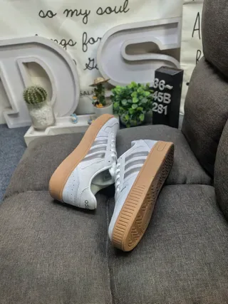 Adidas Gris Beige Low-Top Suede et Textile Supérieur Lifestyle Sneakers 6