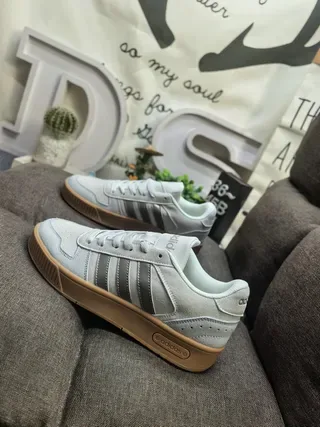 Adidas Gris Beige Low-Top Suede et Textile Supérieur Lifestyle Sneakers 7
