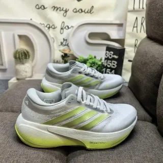 Adidas Tênis de corrida cinza verde com upper de malha engenheirada, três listras no lateral com branding
